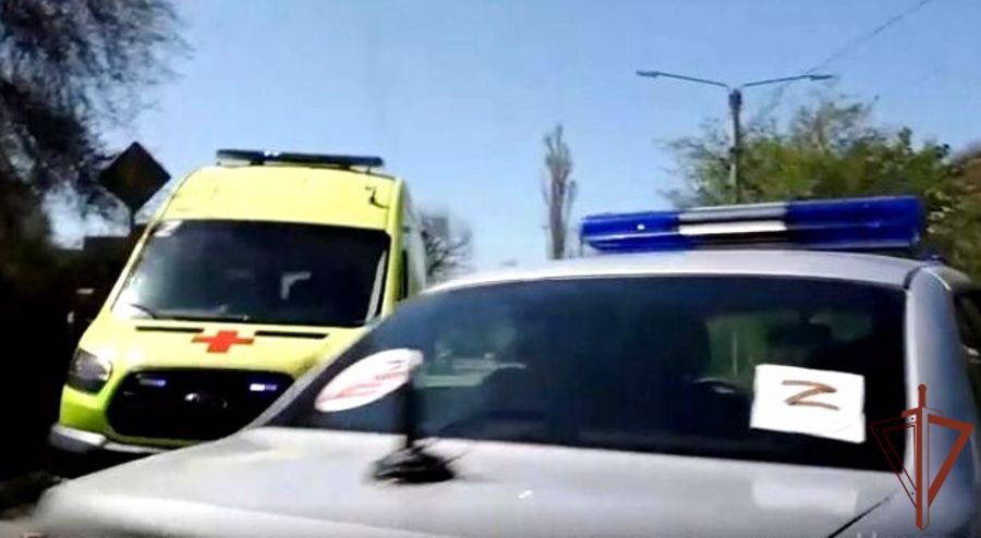 Журналисты «РИА Новости Крым» вместе с Росгвардией поздравили работников скорой медицинской помощи 